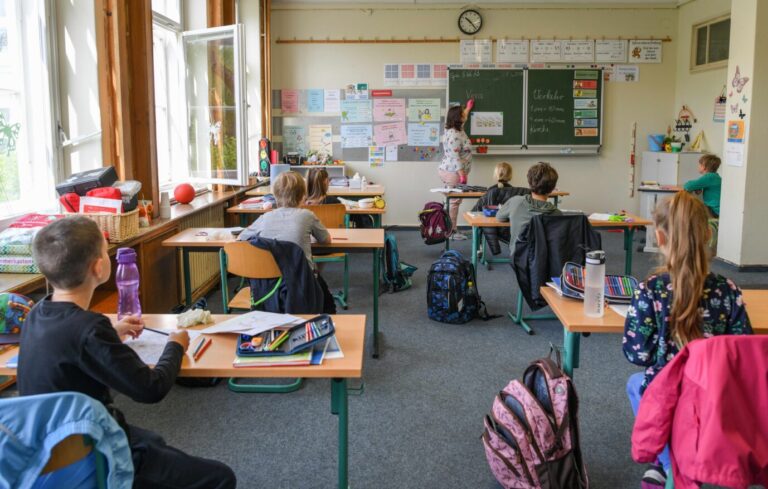 Die auf Flüchtlinge zugeschnittene Lehrerausbildung der Universität Potsdam will nicht so recht in die Gänge kommen – von 160 Anwärtern haben es am Ende bisher nur 21 Migranten tatsächlich in den Lehrerberuf geschafft