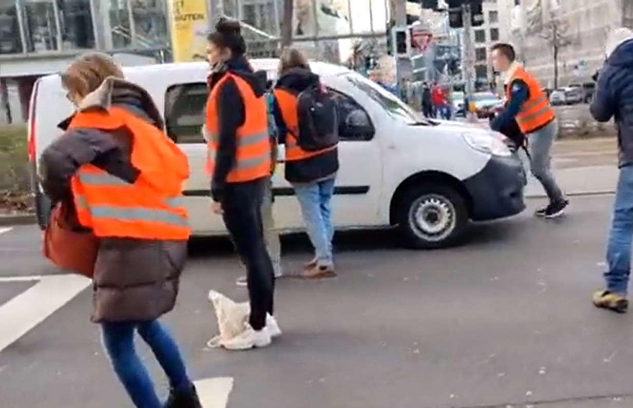 In Dresden setzte sich ein langsam fahrender Autofahrer gegen einen Klima-Kleber durch.