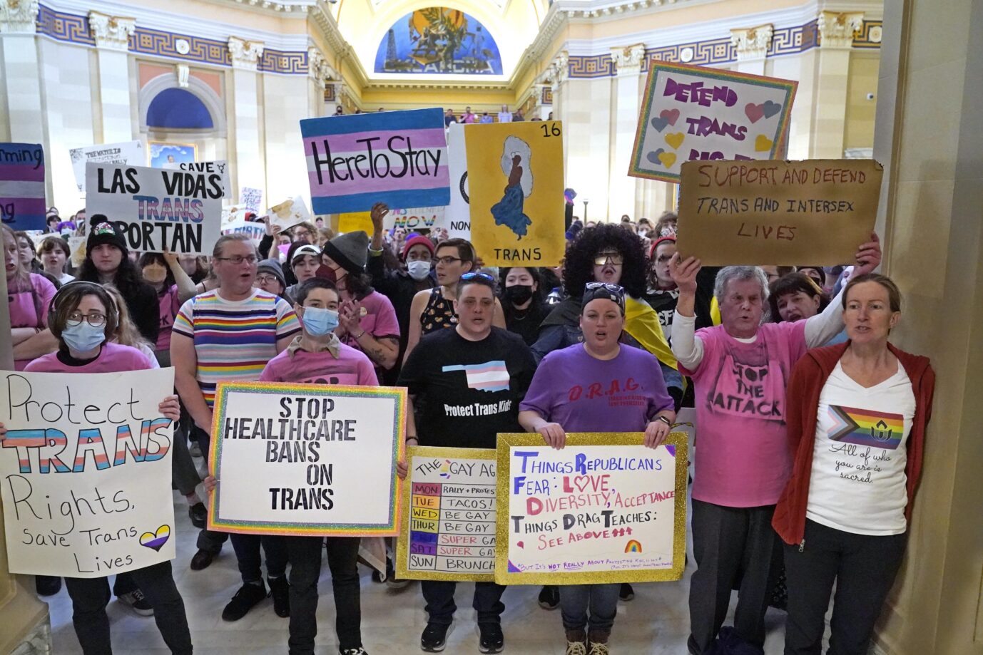Bald sollen Geschlechtsumwandlungen an Minderjährigen in Oklahoma verboten sein – aus Protest besetzen Menschenmassen unter LGBTQ-Losungen das Kapitol