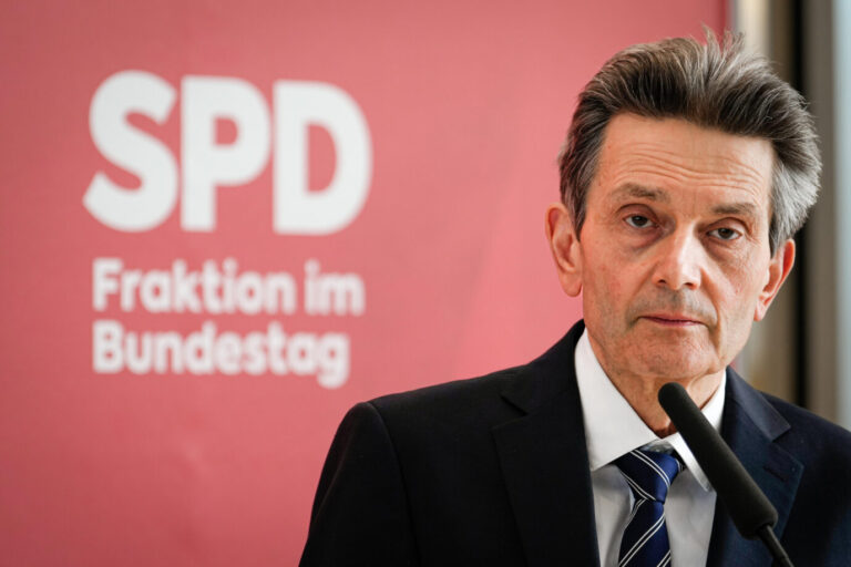 SPD-Fraktionschef Rolf Mützenich vor einer Fraktionssitzung – die SPD plant weitere Entschädigungen für Opfer der DDR Foto: picture alliance / Flashpic | Jens Krick