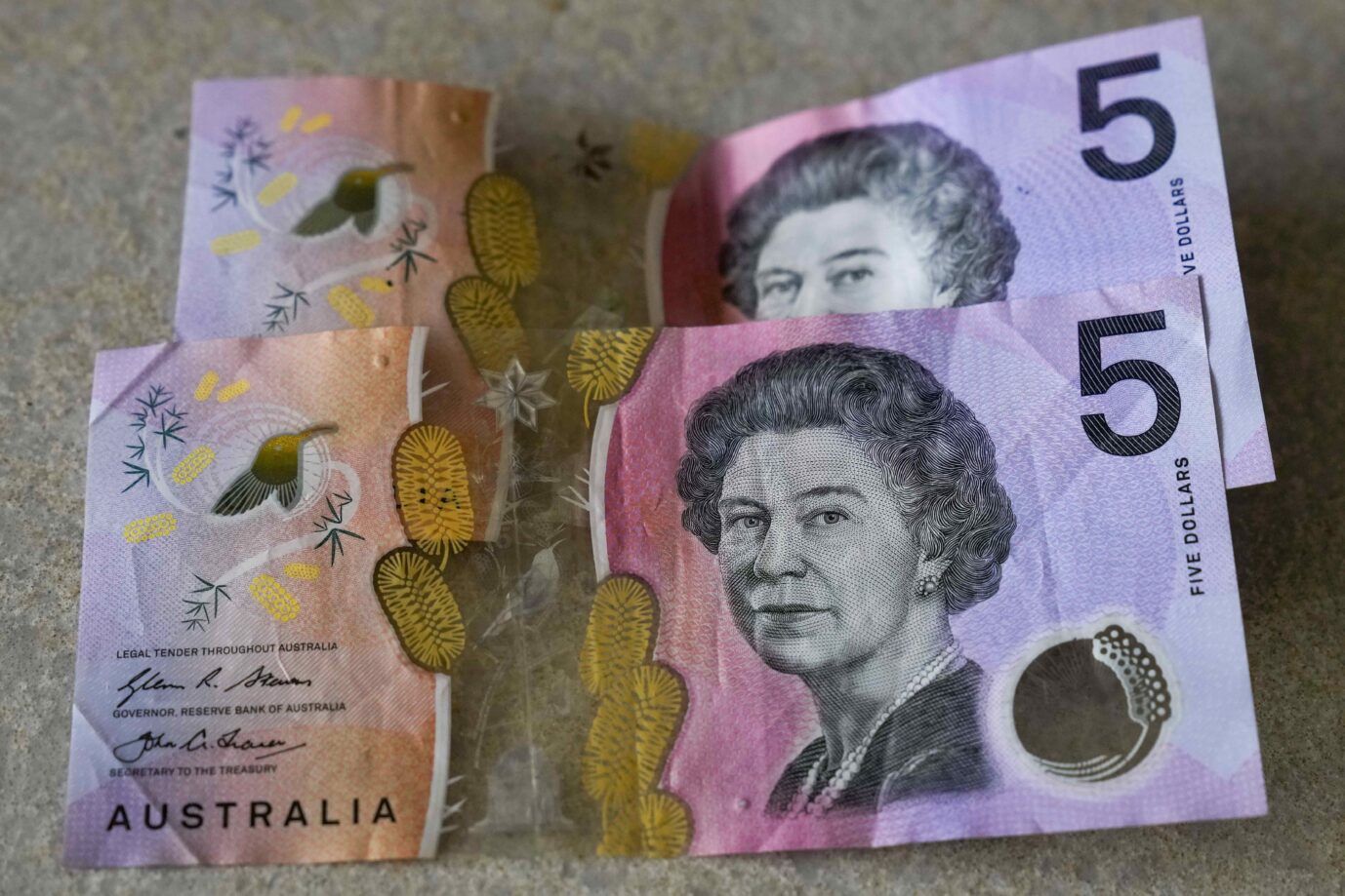 Jahrzehnte begleitete Elisabeth II. die Australier beim täglichen Einkauf – auf der Fünf-Dollar-Banknote. Doch die beliebte Rekord-Königin soll jetzt auf einmal Platz machen, denn die Notenbank Australiens will nun die Kultur der „ersten Australier“ auf das Papiergeld bringen