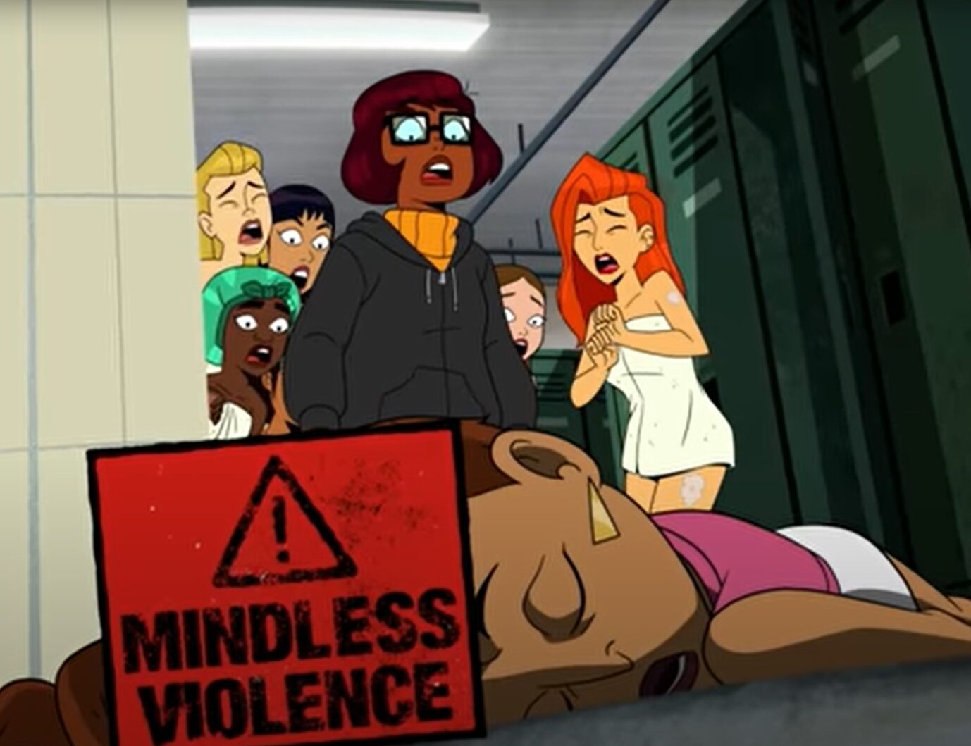 Die Figur Velma aus der gleichnamigen Serie entdeckt eine Leiche in der High School. Die Serie ist woke gestaltet.