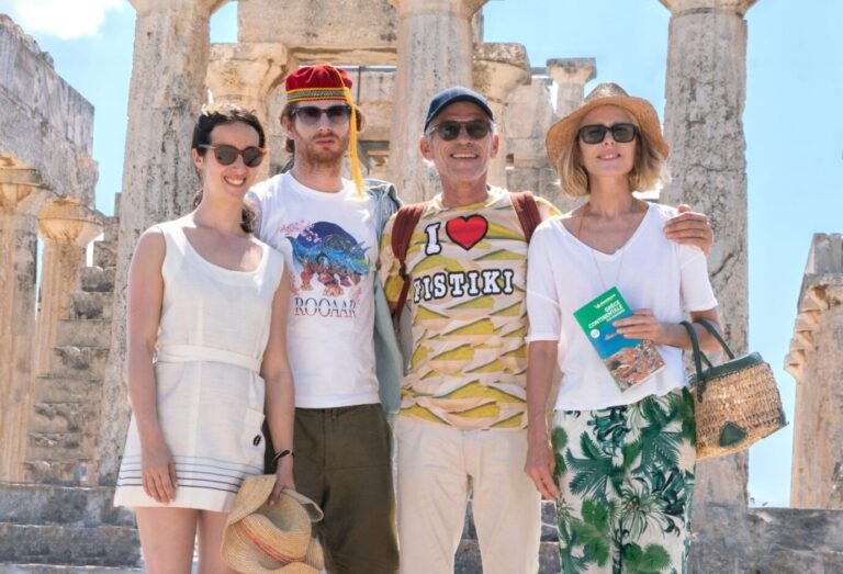 Die Familie aus den Protagonisten des Films steht vor der Akropolis.