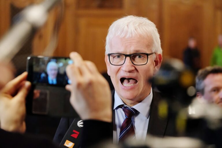 Jürgen Resch, Geschäftsführer der Deutschen Umwelthilfe, nach einem seiner vielen Gerichtstermine. Foto: picture alliance / Sebastian Willnow/dpa-Zentralbild/dpa