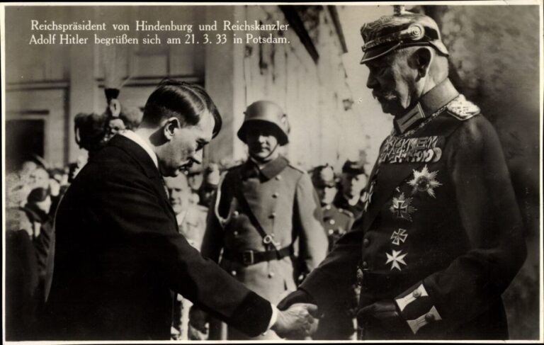 Reichskanzler Adolf Hitler (l.) verneigt sich vor Reichspräsident Paul von Hindenburg am "Tag von Potsdam".