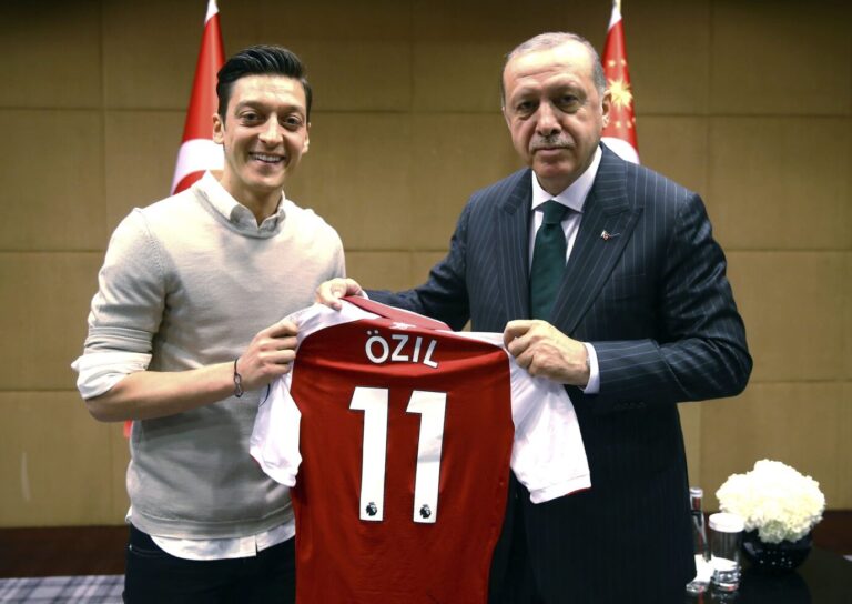 Der Anfang vom Ende: Mesut Özil überreicht seinem Präsidenten Erdogan 2018 ein Arsenal-Trikot.