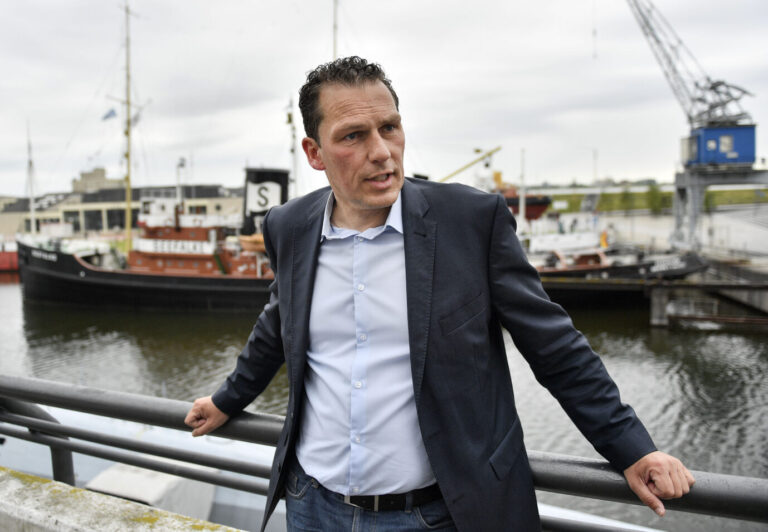 Jan Timke (BiW) steht an einem Geländer am Hafenbecken.