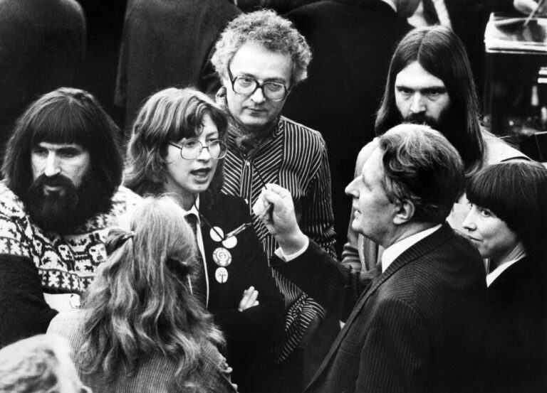 Mitglieder der Grünen suchen während der konstituierenden Sitzung des Bundestages am 29. März 1983 das Gespräch mit Hans-Jochen Vogel (SPD) (r.).