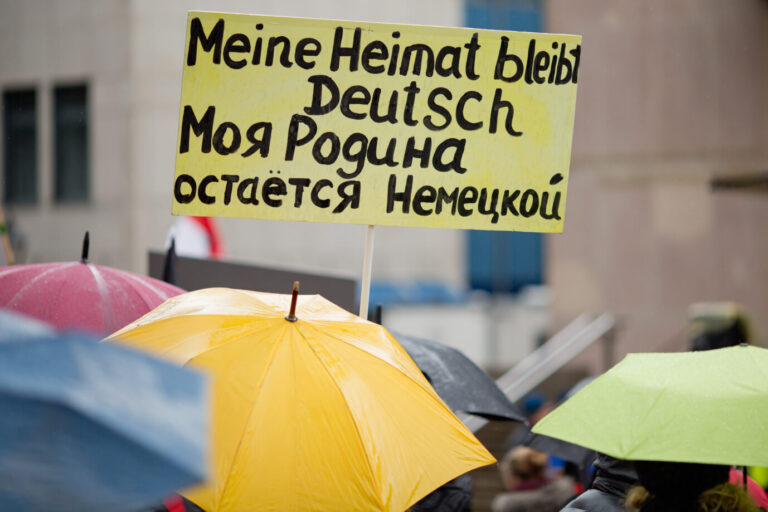 "Meine Heimat bleibt Deutsch": Mit dieser Botschaft drängen derzeit viele Spätaussiedler auf eine gesetzliche Perspektive in Deutschland Foto: picture alliance / dpa | Daniel Karmann