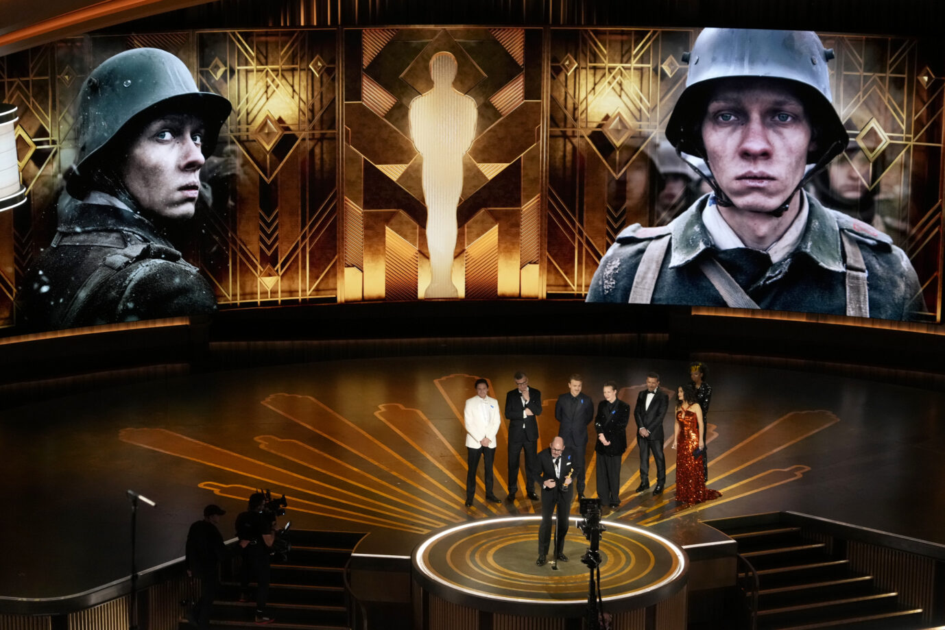 Oscar-Verleihung: Regisseur Edward Berger (Mitte) nimmt die Auszeichnung für "Im Westen nichts Neues" entgegen.