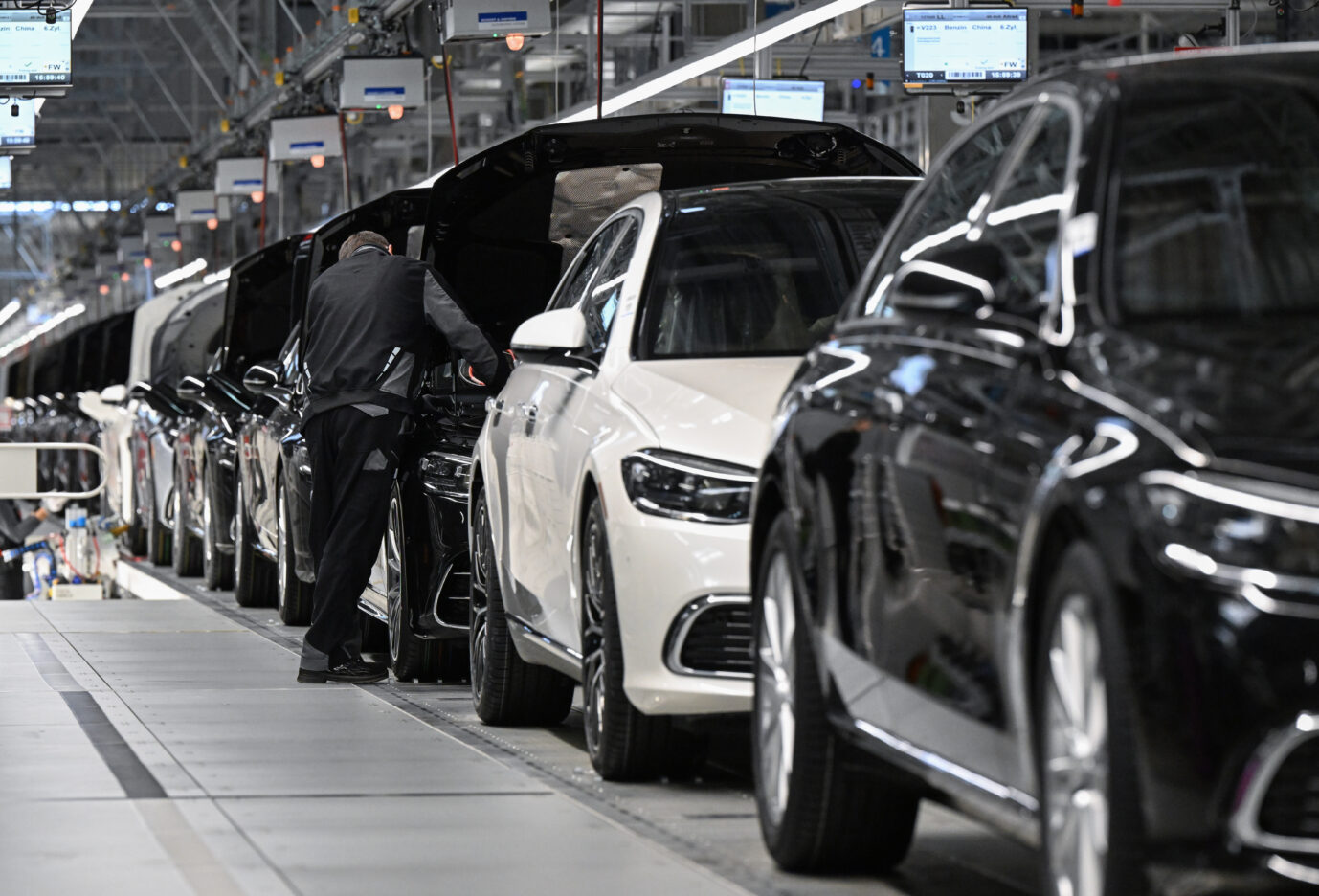 Autos stehen in einer Fabrik in einer Reihe.