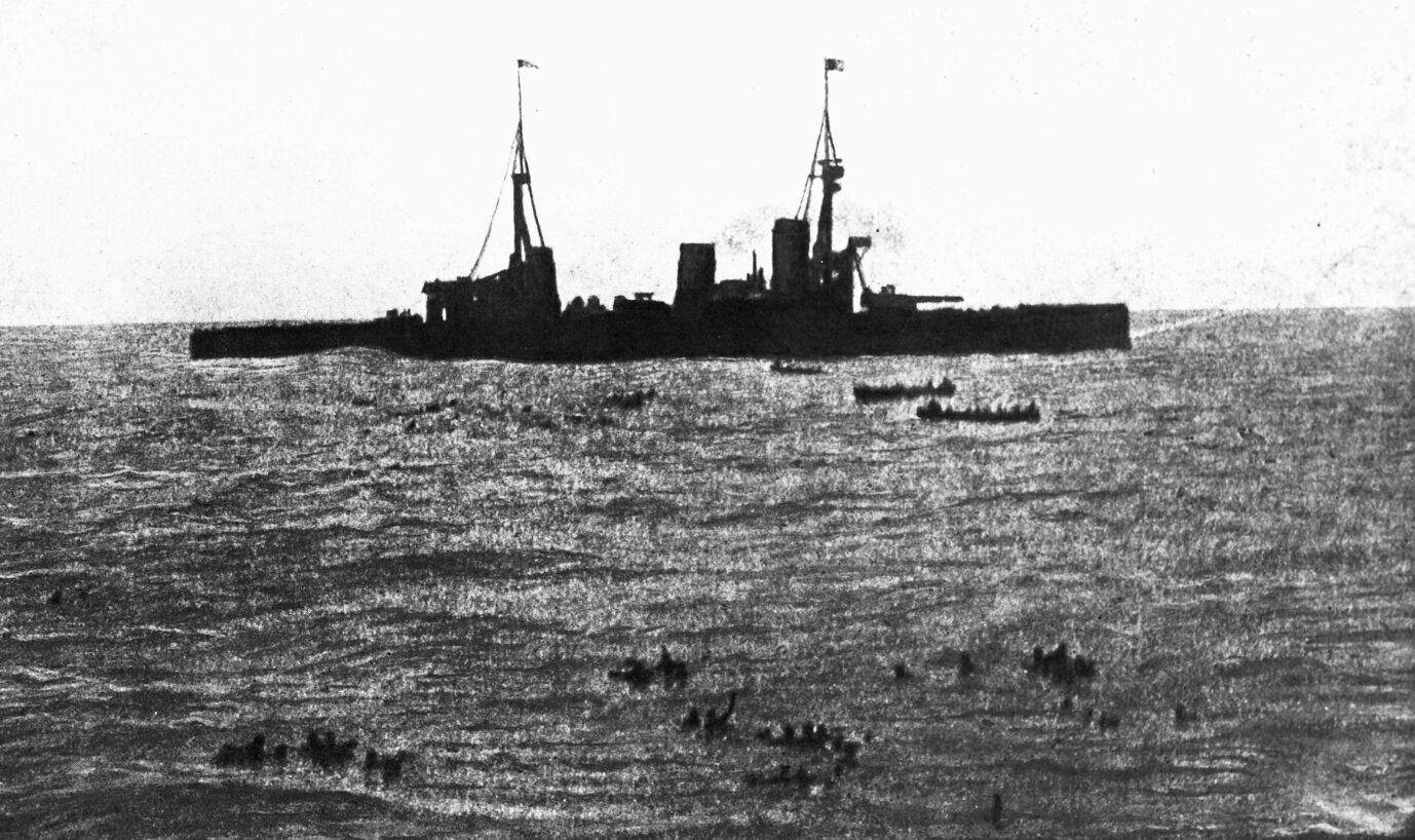 Überlebende retten sich nach der Schlacht bei den Kokosinseln von der Emden – Kapitän Karl von Müller ist da schon weltberühmt
