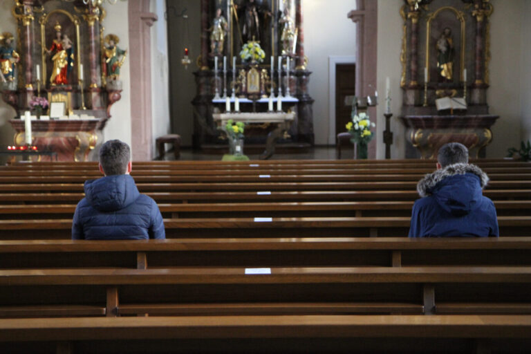 Das Bild zeigt eine spärlich besuchte Kirche in Deutschland.