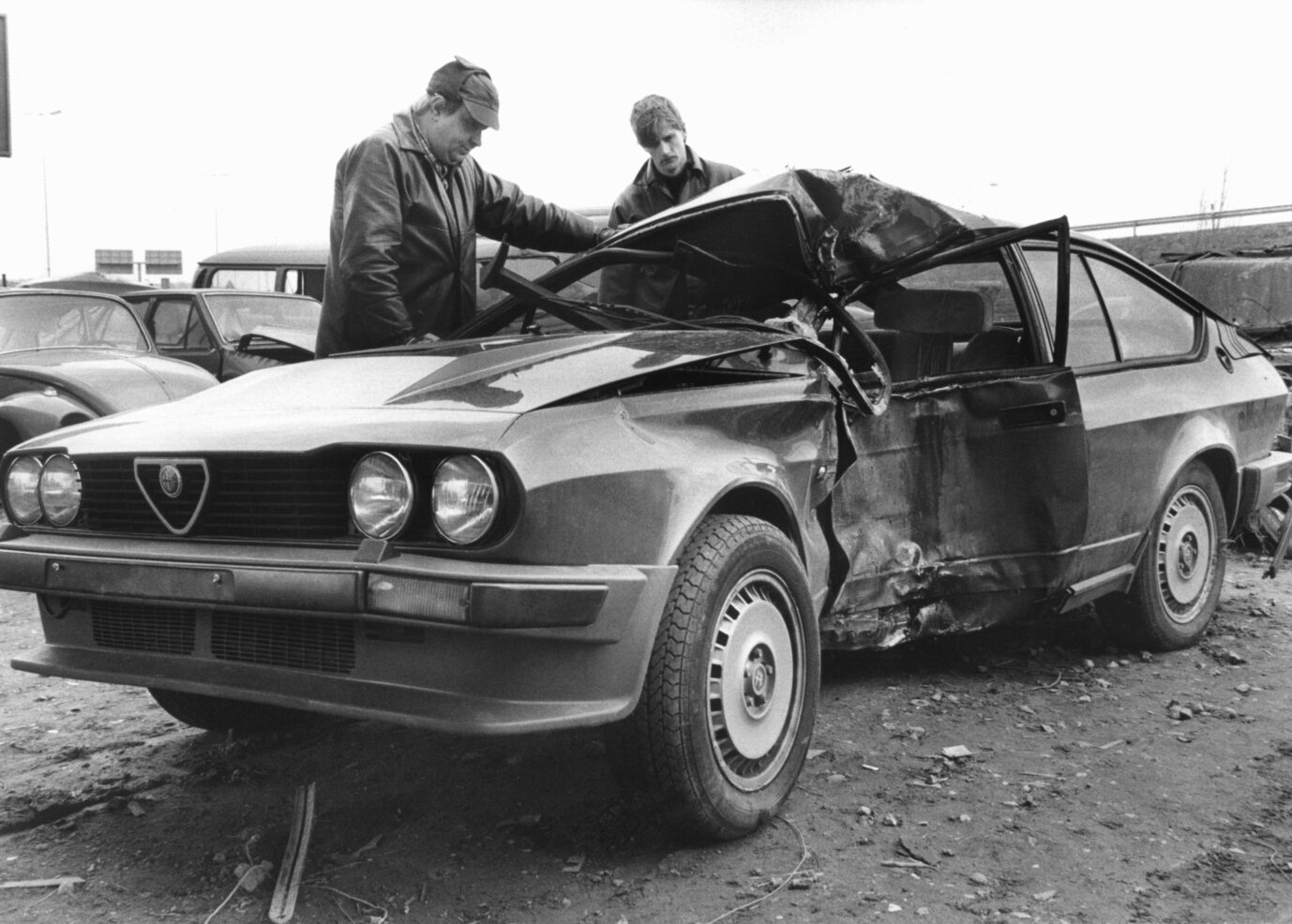 Ermittler untersuchen den Unfallwagen des Fußballers Lutz Eigendorf. Der stand zuvor im Visier der Stasi.