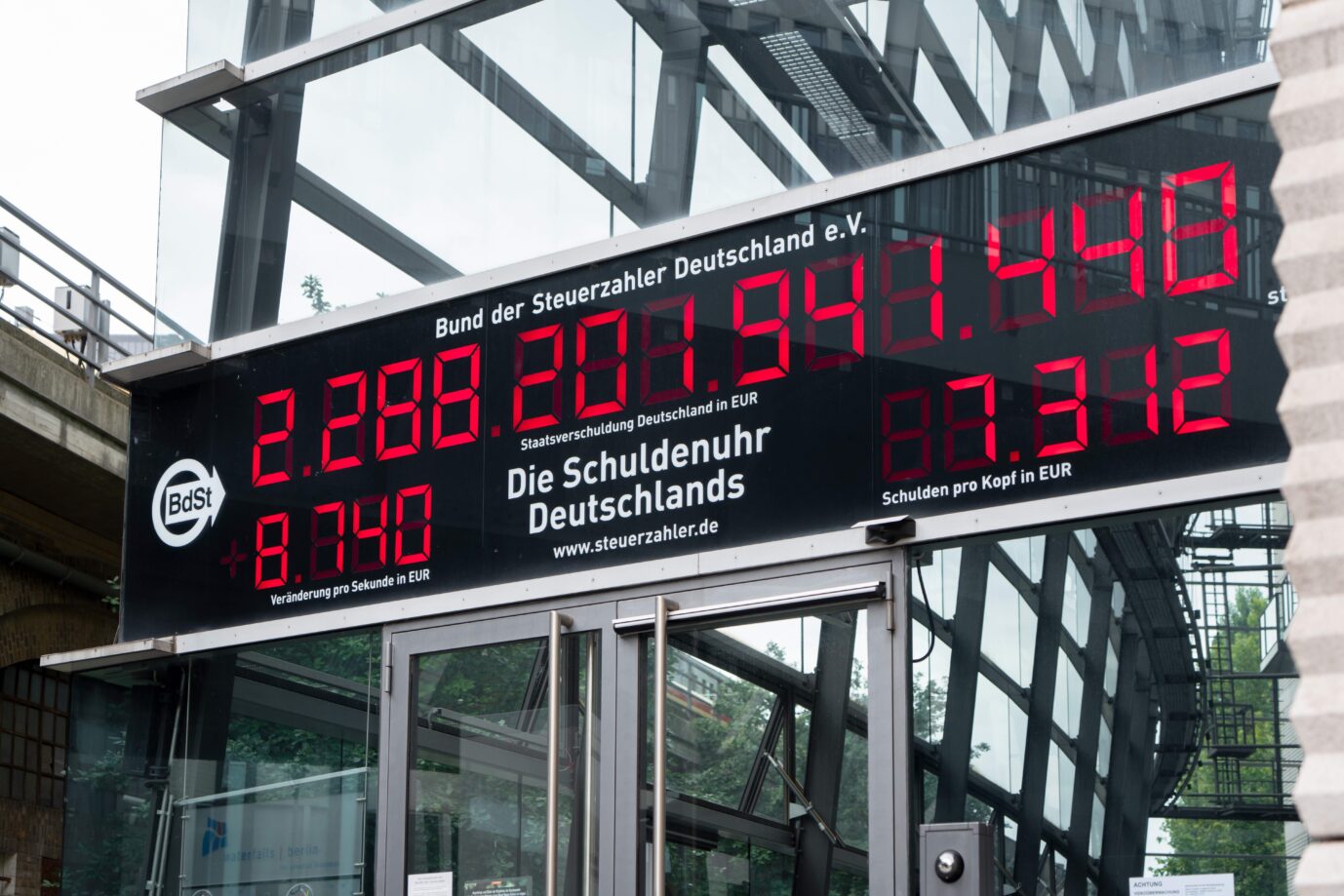 Die Schuldenuhr Deutschlands in Berlin