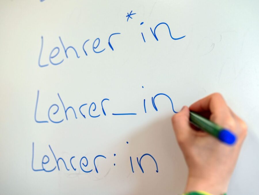 In der Volkshochschule (VHS) Karlsruhe steht an einem Whiteboard das Wort Lehrer in verschiedenen Gender-Schreibweisen.