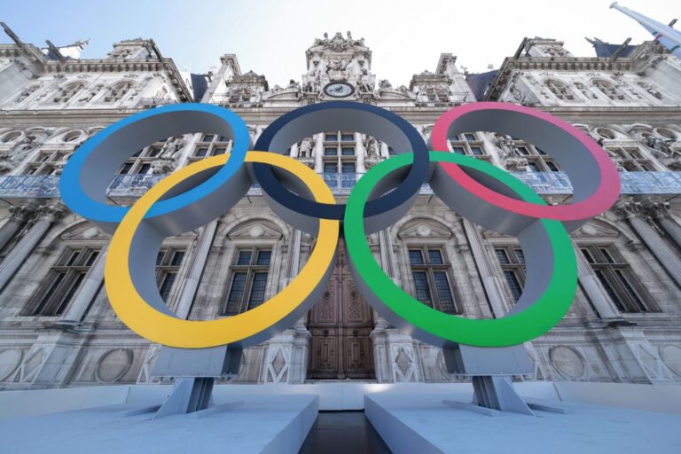 Frankreich: Olympische Ringe zu den Sommerspielen 2024 vor dem Hôtel de Ville, dem Rathaus von Paris. Aufnahmedatum 14. August 2021.