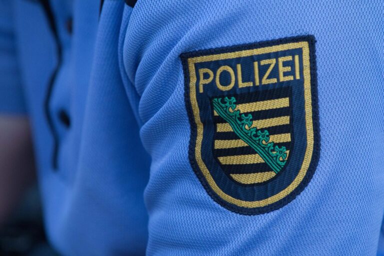Das Logo der Polizei Sachsen. Die Behörde veröffentlichte nun die Kriminalstatistiken von 2022. Gewaltverbrechen sind unter Anderem gestiegen.