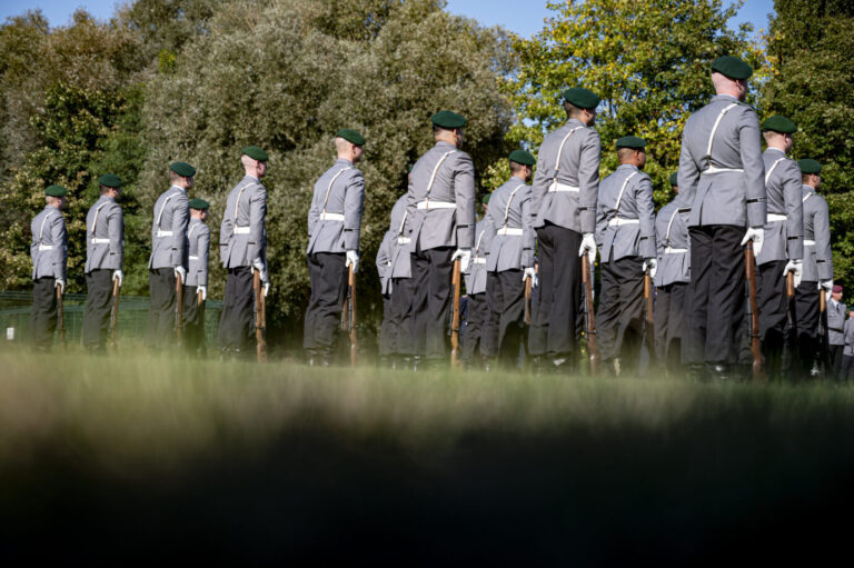 Ehrenformation der Bundeswehr: Für manche sollte es deutlich bunter sein in der Armee (Archivbild).