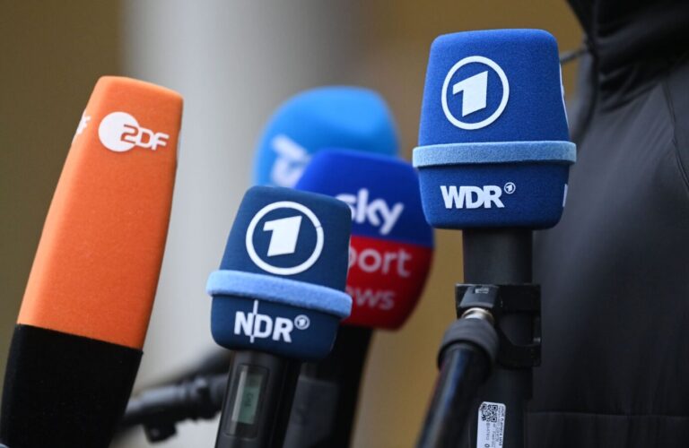 Mikrofone sind während einem Medientermin vor dem Mannschaftshotel der deutschen Handball-Nationalmannschaft zu sehen. Viele GEZ-Journalisten profitierten von Aufträgen der Regierung