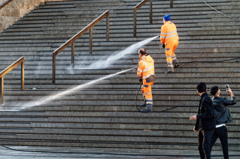 Der Stuttgarter CDU-Oberbürgermeister kann sich vorstellen, Migranten beispielsweise in der Straßenreinigung arbeiten zu lassen (Symbolbild). Männer reinigen mit Wasserschläuchen Treppen.