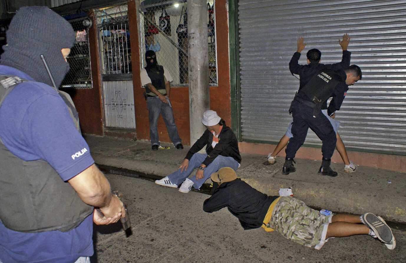 Angehörige einer Antidrogeneinheit nehmen in Costa Rica mehrere junge Verdächtige fest. Foto: picture alliance / dpa | COSTA RICA'S PUBLIC SECURITY POL