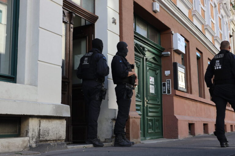 Razzia im Leipziger Stadtteil Connewitz: Offenbar hoffte die Polizei, einen der Angreifer aus Budapest anzutreffen