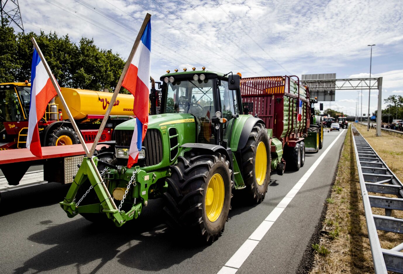 Bauernproteste in Almelo. Das Wahlergebnis is ihr erster Etappensieg. Denn es gab einen Wahlsieg der Bauernpartei.