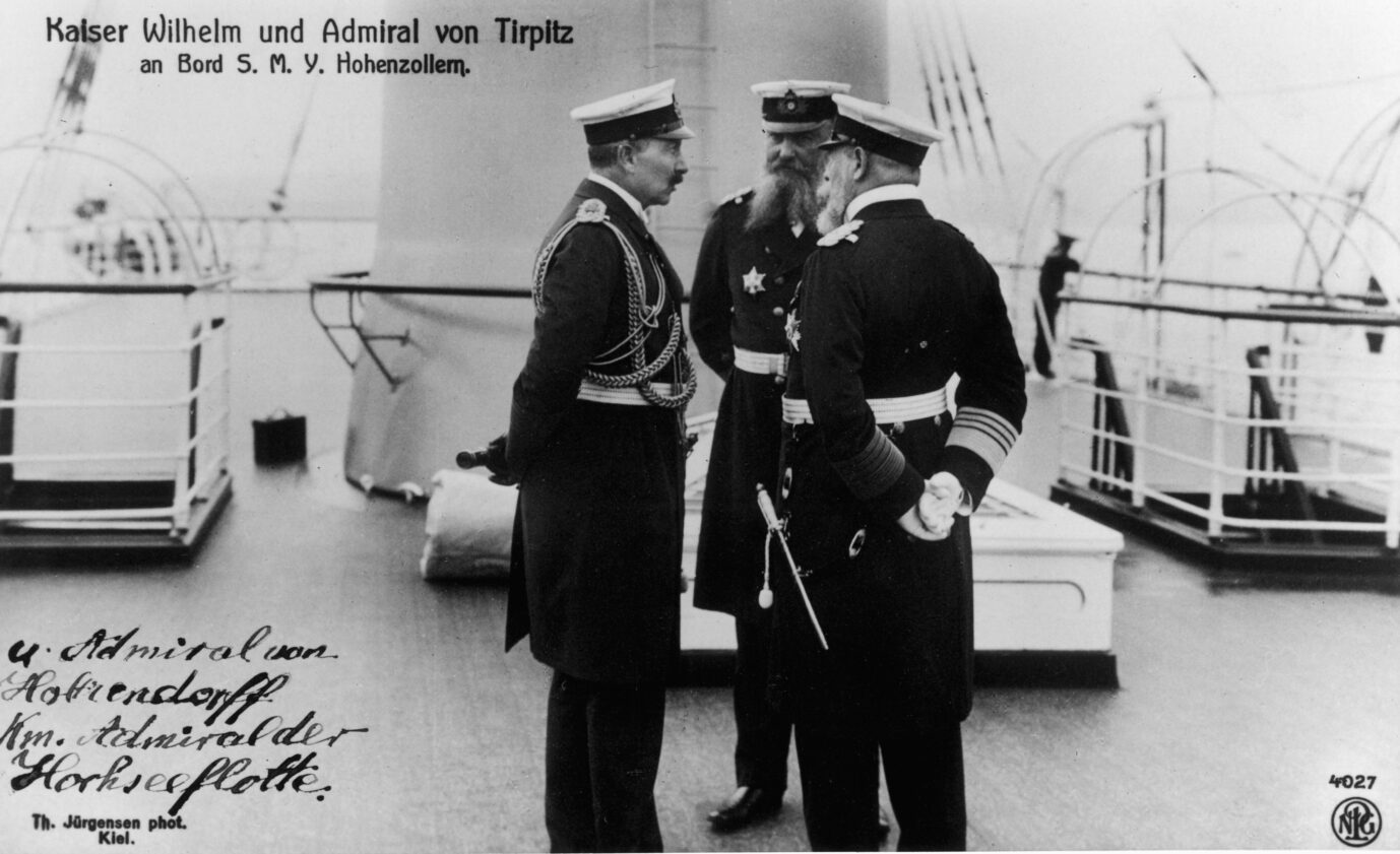 Kaiser Wilhelm II. (l.) spricht mit Konteradmiral Alfred Tirpitz (m.), der die Marine aufrüstete.