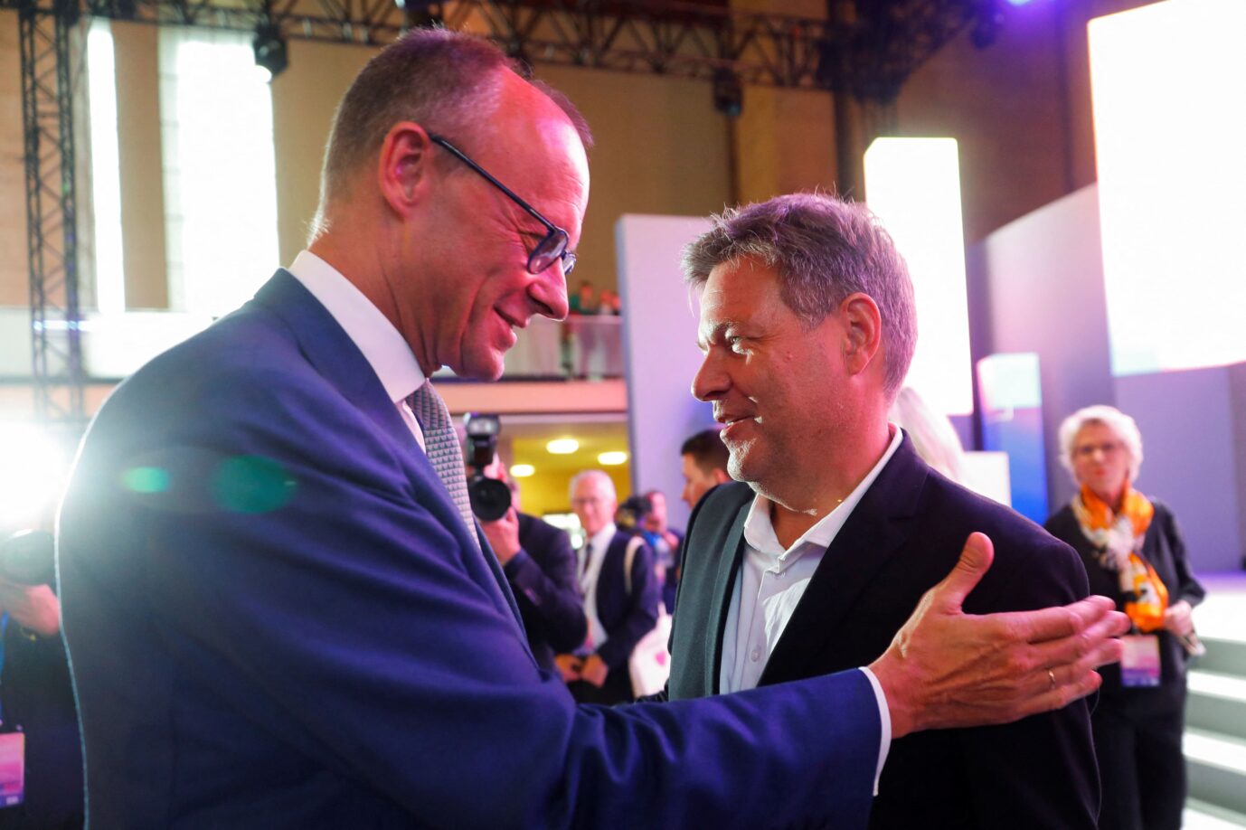 Mögen sich: CDU-Chef Friedrich Merz und Wirtschaftsminister Robert Habeck (Grüne). Foto: picture alliance / REUTERS | Michele Tantussi