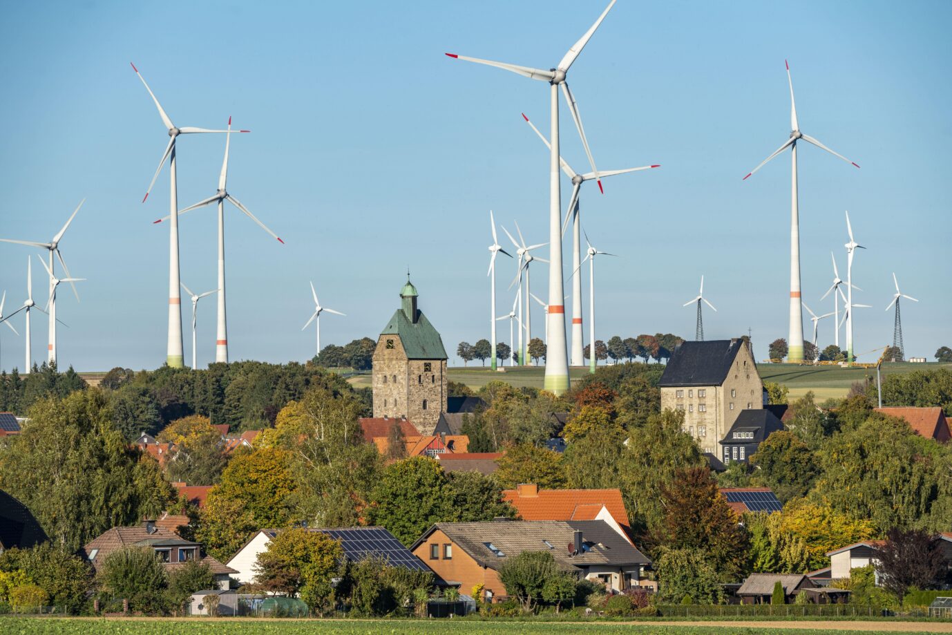 Die Union will viel mehr davon: Windräder dominieren die alte Dorf Silhouette des Ort Lichtenau im Kreis Paderborn.