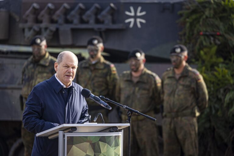 Bundeskanzler Olaf Scholz (SPD) vor einem Kampfpanzer Leopard 2. Heute soll die militärische Unterstützung der Ukraine drastisch erhöht werden.