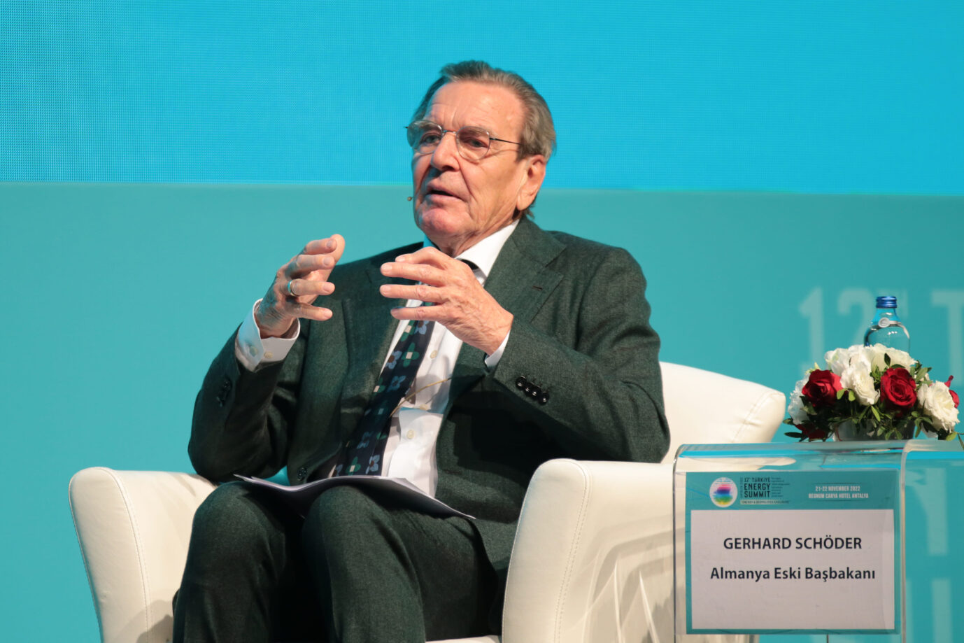 Ex-Knzler Gerhard Schröder spricht auf einer Konferenz in der Türkei