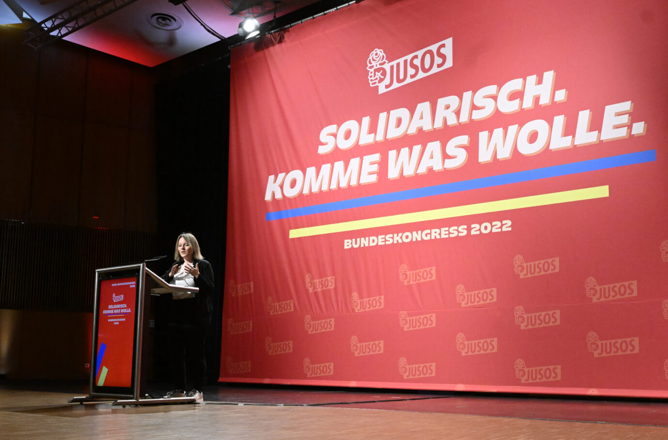 Jessica Rosenthal, Vorsitzende der Jusos, spricht beim Bundeskongress der SPD-Parteijugend – auch bei den Jungsozialisten gilt, dass immer die anderen schuld sind
