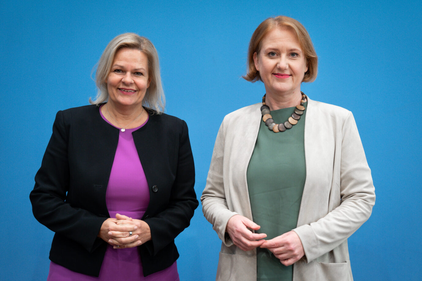 Innenministerin Nancy Faeser (SPD, links) und Familienministerin Lisa Paus (Grüne): Sie wollen ein „Demokratiefördergesetz“ auf den Weg bringen