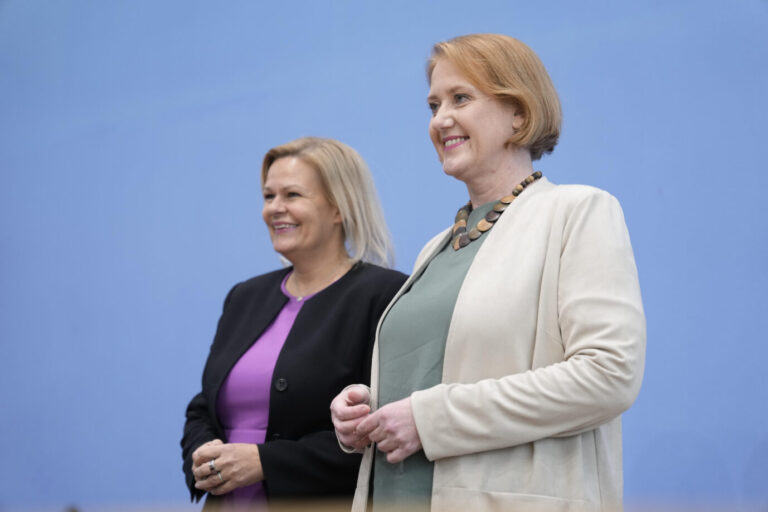 Innenministerin Nancy Faeser (SPD, links) und Familienministerin Lisa Paus (Grüne) planen ein Demokratiefördergesetz: Verlorenes Vertrauen kann man nicht zurückkaufen
