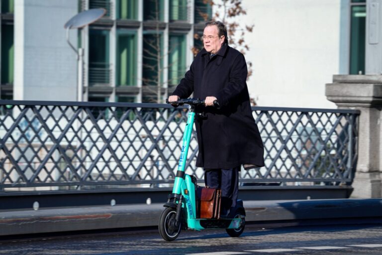 Für Aufarbeitung der Corona-Politik: Armin Laschet fährt auf einem E-Roller durchs Berliner Regierungsviertel.