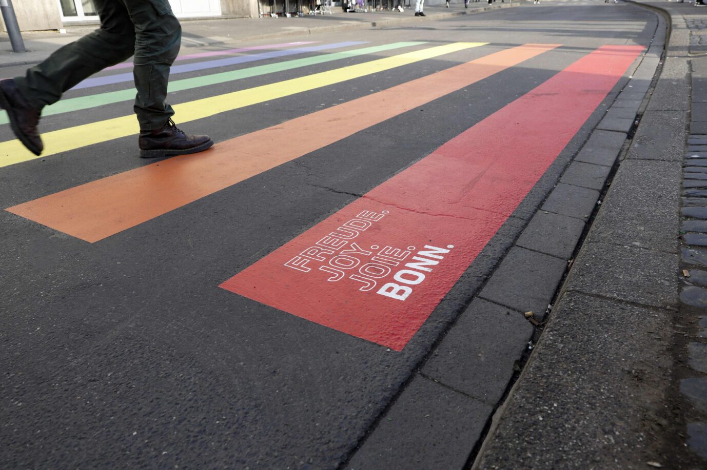 Regenbogen-Zebrastreifen in Bonn. Der Regenbogen zählt als Symbol der Transbewegung