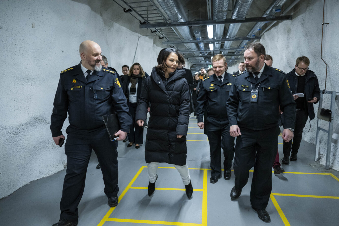 Außenministerin Annalena Baerbock hüpft im finnischen Bunker.