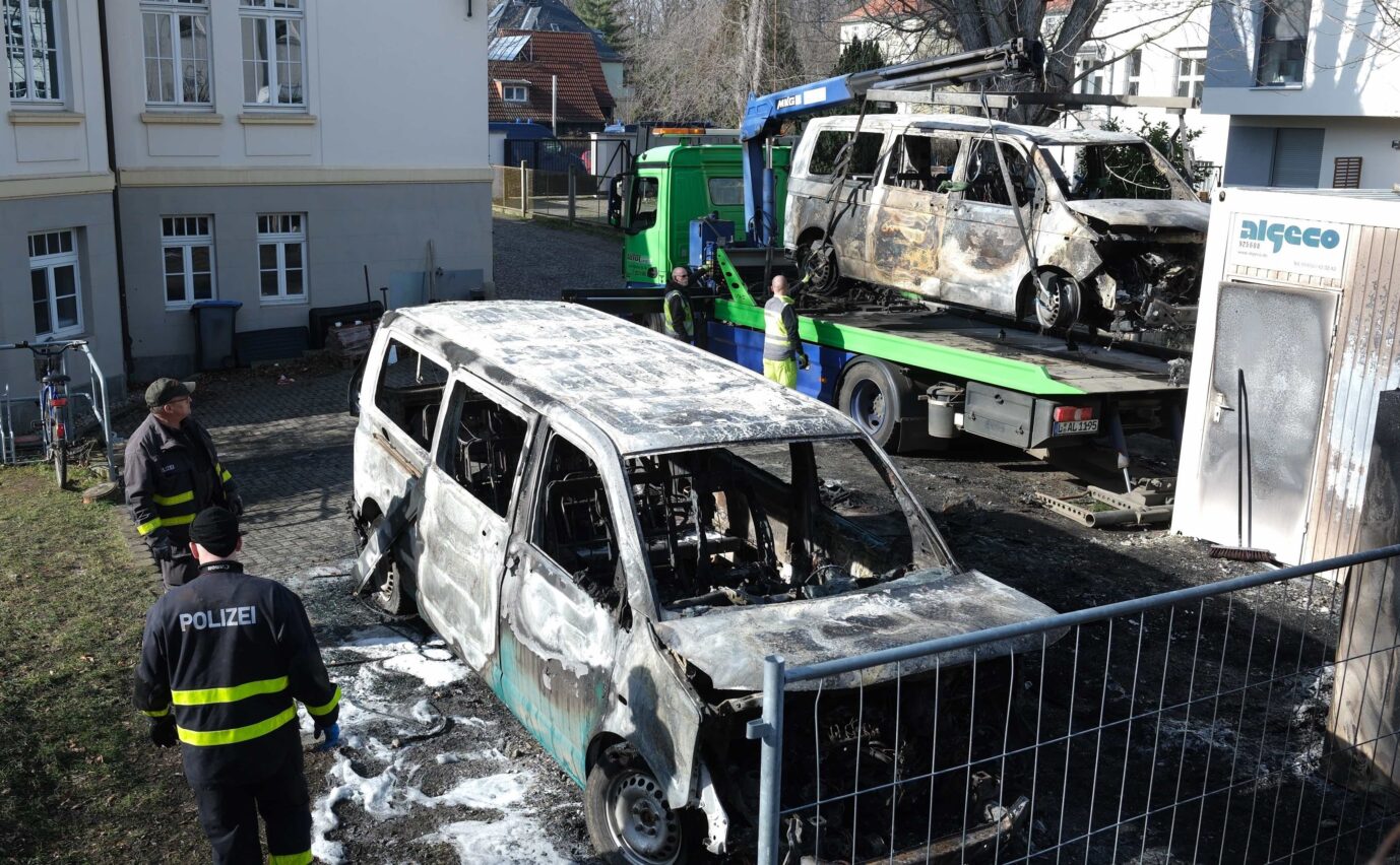Ausgebrannte Fahrzeuge auf einem Autohof in Leipzig. Die Täter sind mutmaßlich Linksextrem