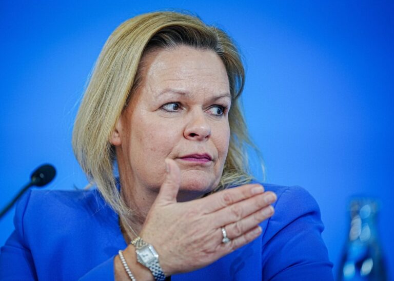 Lörrach: Innenministerin Nancy Faeser (SPD) hält es für "falsch und unverantwortlich", Flüchtlinge für die Probleme auf dem Wohnungsmarkt verantwortlich zu machen. Foto: picture alliance/dpa | Kay Nietfeld