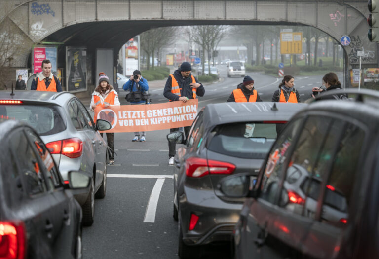 Klima-Demonstranten verursachen einen Stau