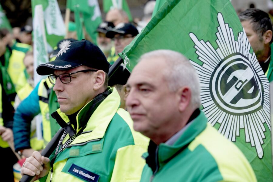 Sind die Kaffeetassen der Gewerkschaft der Polizei rassistisch? Hier GdP-Mitglieder bei einer Demonstration für höhere Tarife.