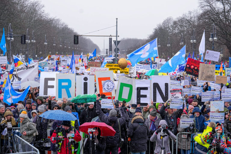 Verhärtete Fronten: Demonstration für den Frieden in Berlin am Brandenburger Tor