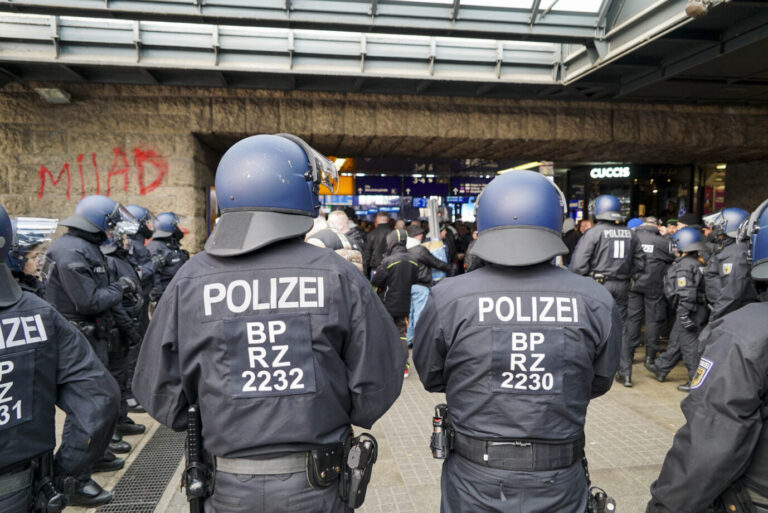 Polizei an einem Bahnhof (Symbolbild): Zuletzt gab es an Bahnhöfen immer wieder Angriffe auf Mitarbeiter der Deutschen Bahn