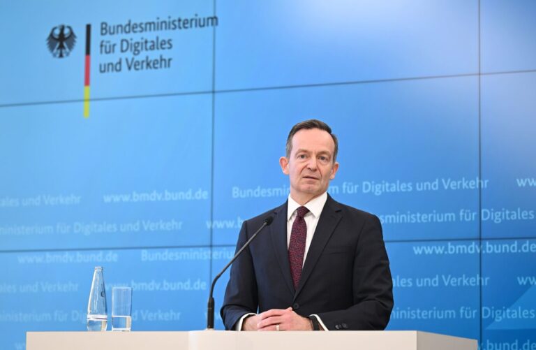 Volker Wissing (FDP), Bundesminister für Digitales und Verkehr spricht zu der Nutzung von E-Fuels für neue Verbrenner auch nach 2035 und in der Bestandsflotte.