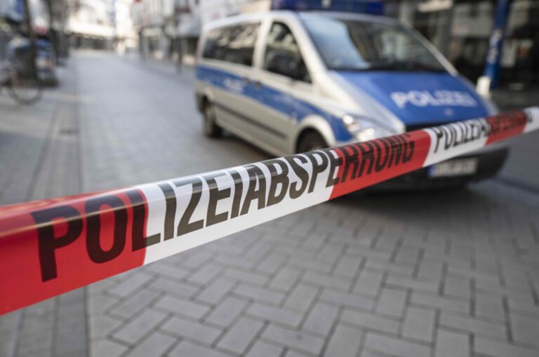 Razzia in Augsburg. Die Polizei ermittelt wegen Bedrohungen gegen AfD-Mitglieder (Symbolbild)