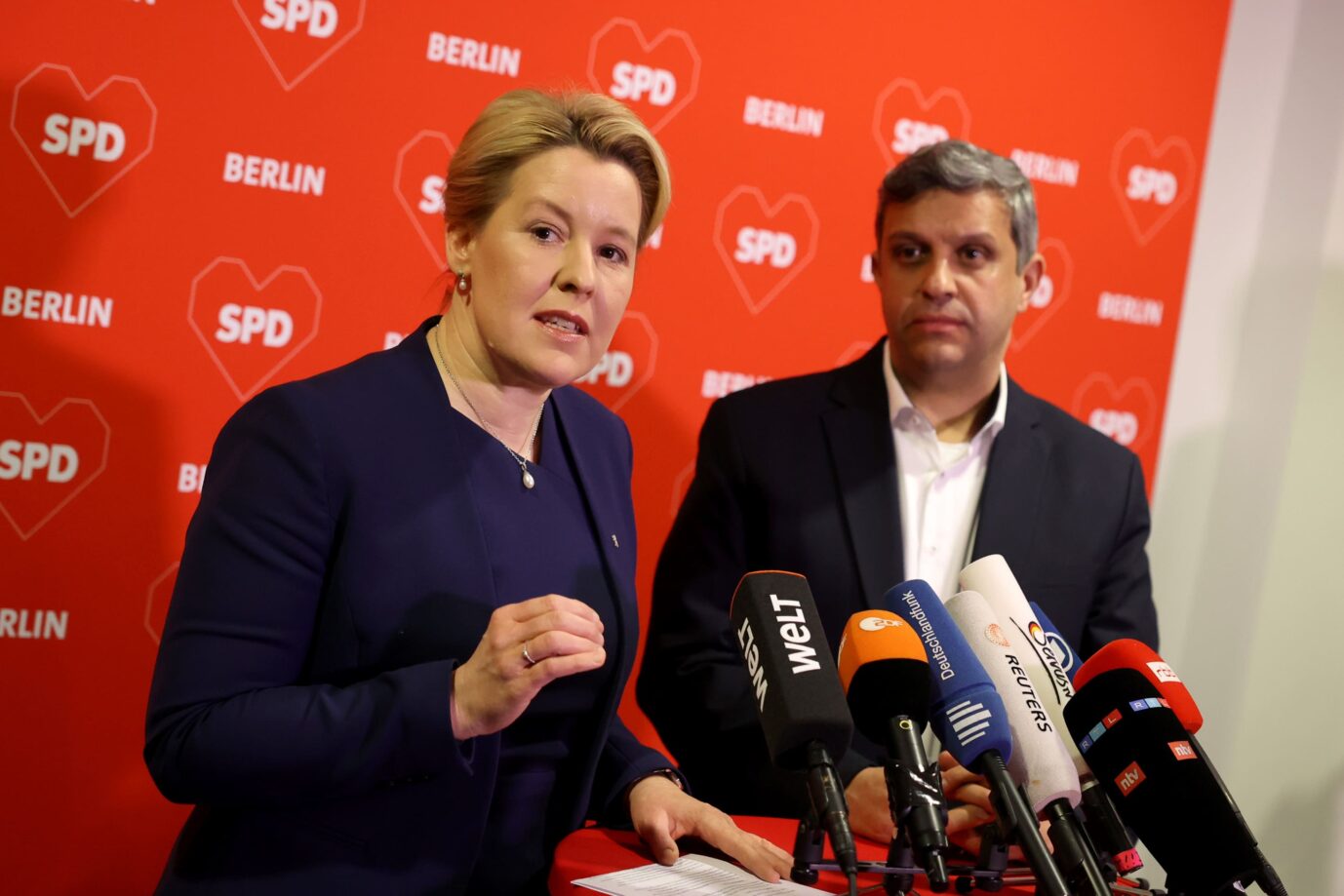 Zeitenwende in Berlin. Die Regierende Bürgermeisterin Franziska Giffey (SPD) und SPD-Landeschef Raed Saleh erklären Rot-Grün-Rot am Mittwochabend für beendet.