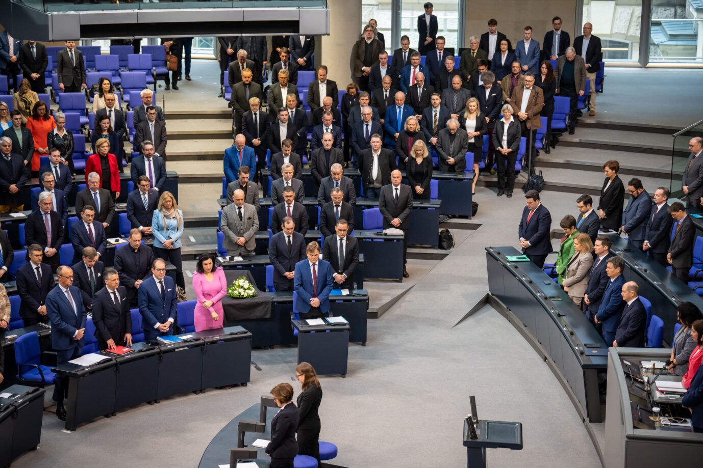 Im Gedenken an die verstorbene AfD Politikerin Corinna Miazga haben sich die Abgeordneten im Bundestag zu einer Schweigeminute erhoben. In einer Regierungserklärung sprach Kanzler Scholz ein Jahr nach seiner Rede zur "Zeitenwende" zum russischen Angriffskrieg in der Ukraine.