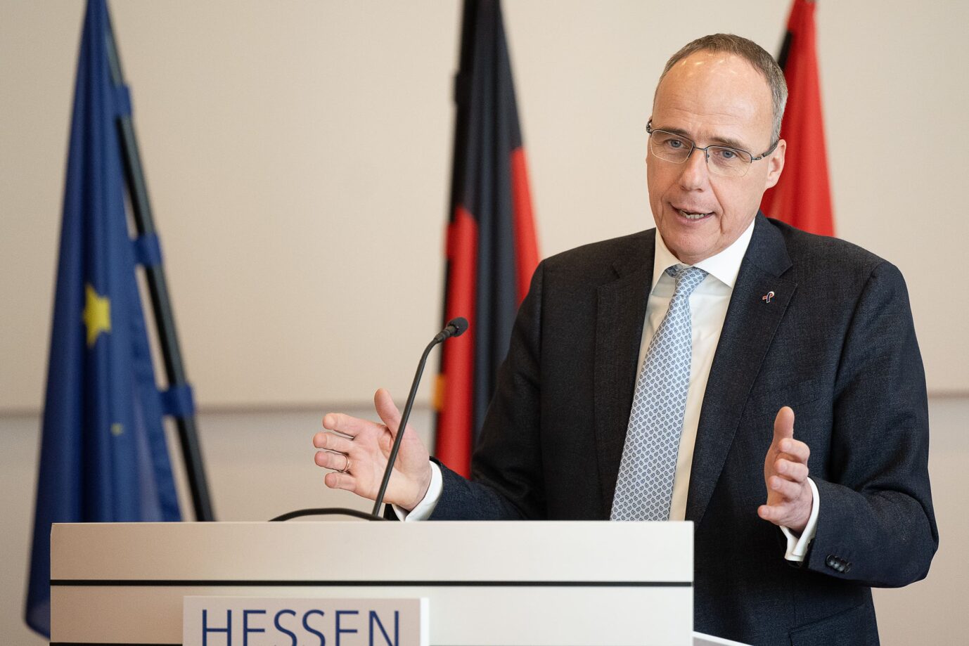 Peter Beuth (CDU), Innenminister von Hessen, spricht während der Amtseinführung des neuen Präsidenten des Hessischen Polizeipräsidiums für Technik im Innenministerium. Nun informiert er über Einwanderer ohne Paß.